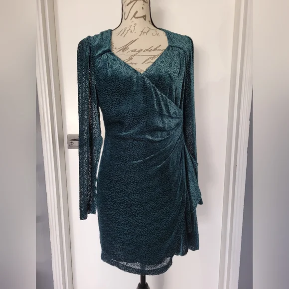 LIKE NEW INTERMIX Velvet Sexy Emerald Green Dress Size 6 LIKE NEW INTERMIX Velvet Sexy Emerald Green Dress Size 6